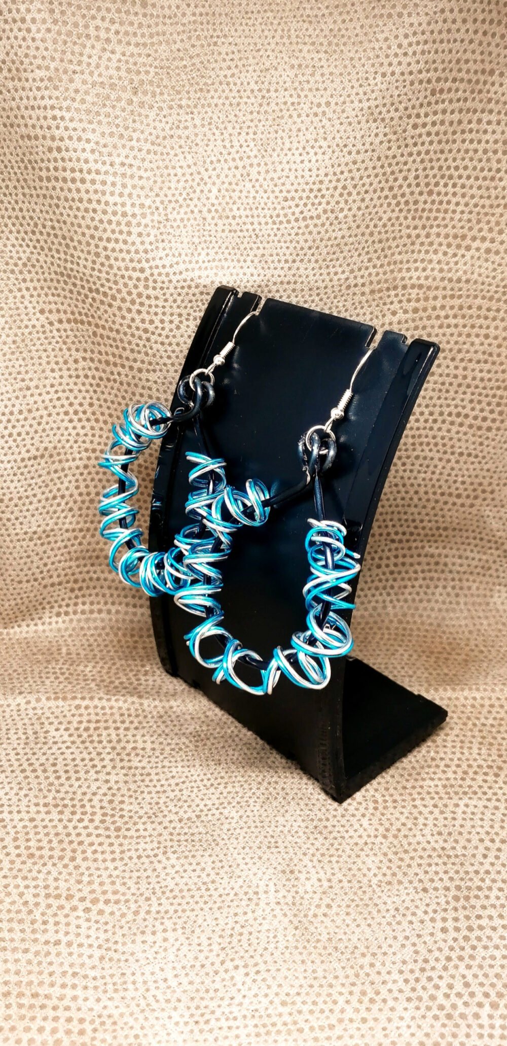 créoles femme en fil aluminium turquoise et argenté créé en spirales qui sont fixées autour du fil aluminium noir crochets d'oreilles noir