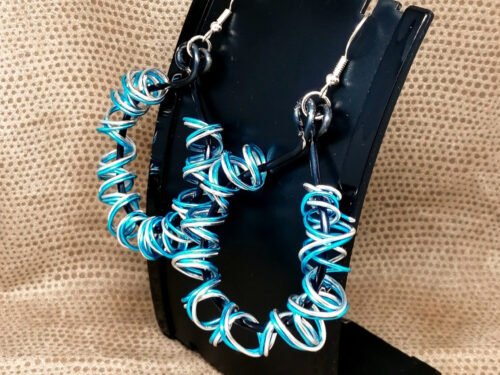 créoles femme en fil aluminium turquoise et argenté créé en spirales qui sont fixées autour du fil aluminium noir crochets d'oreilles noir