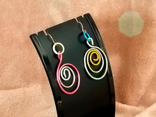 créoles soigneusement façonnées à la main avec du fil aluminium multicolore légèrement martelées pour plus de brillance et stabilité fixées sur des crochées dorés en acier
