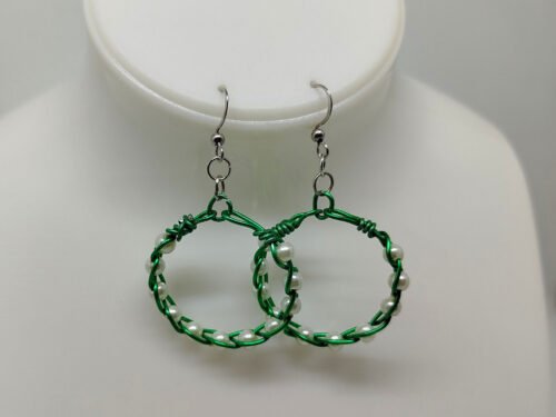 créoles tressées avec du fil aluminium vert et avec des perles couleur nacré fixées à des crochets hypoallergéniques