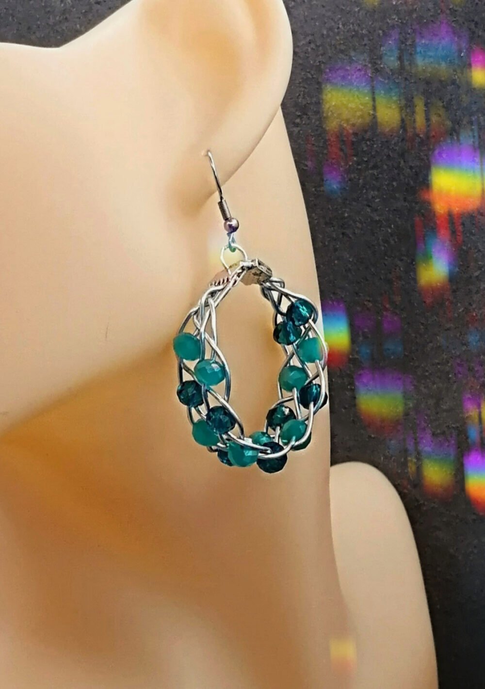 créoles tressées avec fil aluminium argenté et des perles à facettes plusieurs verts
