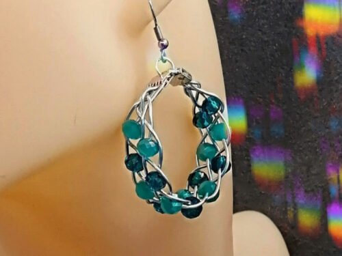 créoles tressées avec fil aluminium argenté et des perles à facettes plusieurs verts