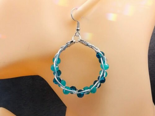créoles tressées avec fil aluminium argenté et des perles à facettes plusieurs verts créoles tressées avec fil aluminium argenté et des perles à facettes plusieurs verts
