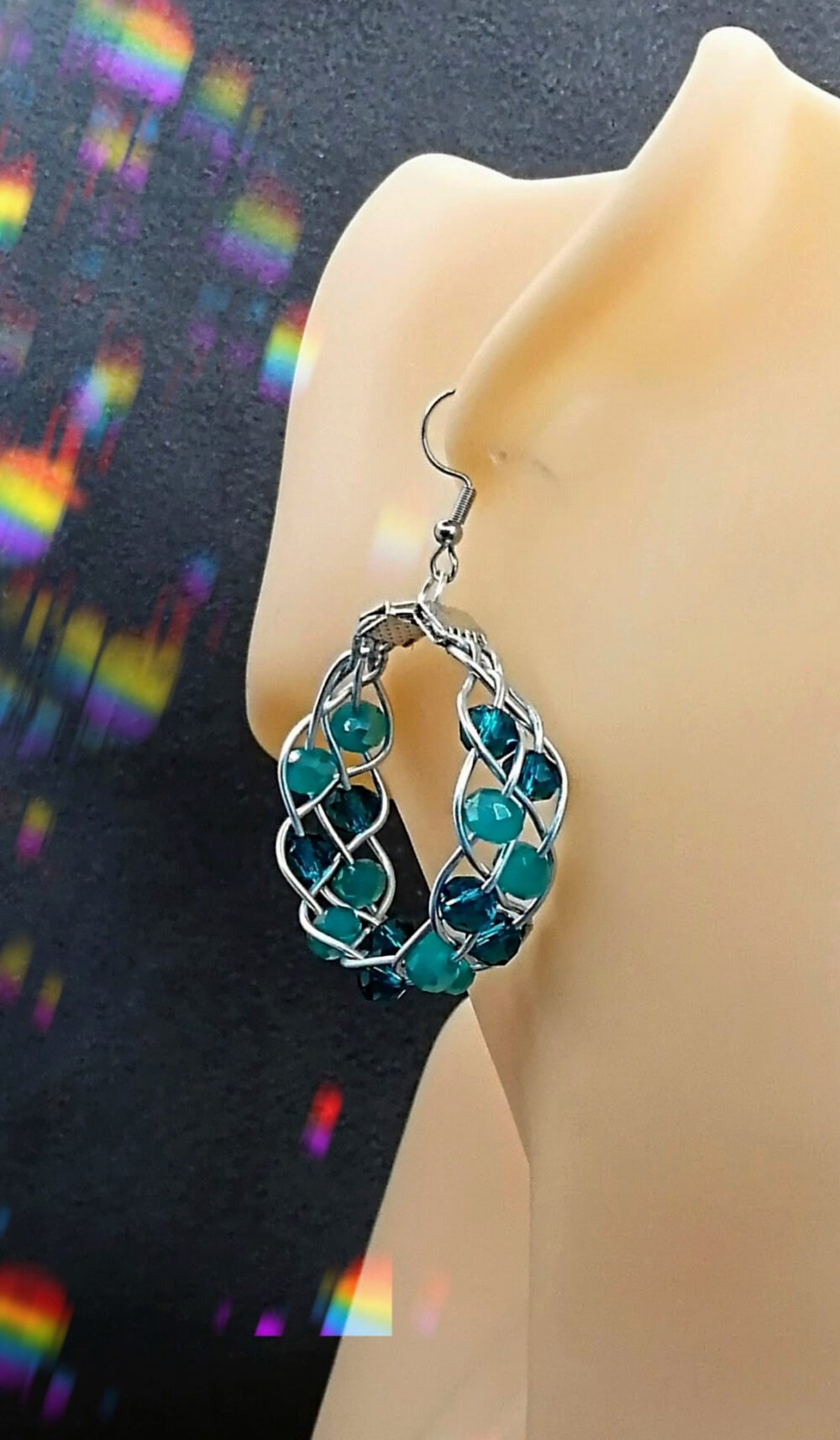 créoles tressées avec fil aluminium argenté et des perles à facettes plusieurs verts