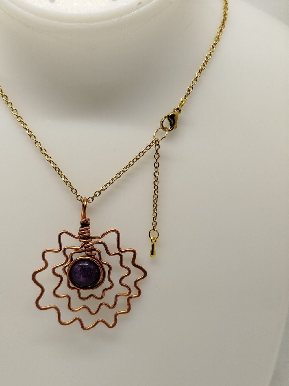 pendentif 4 cm cuivré pierre améthyste au centre chaîne en acier doré fermoir mousqueton