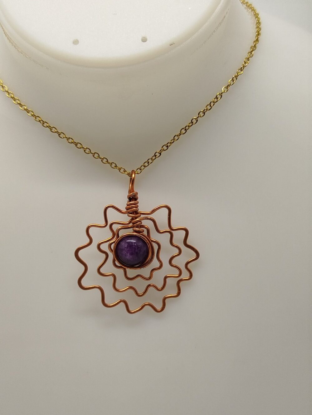 pendentif 4 cm cuivré pierre améthyste au centre chaîne en acier doré
