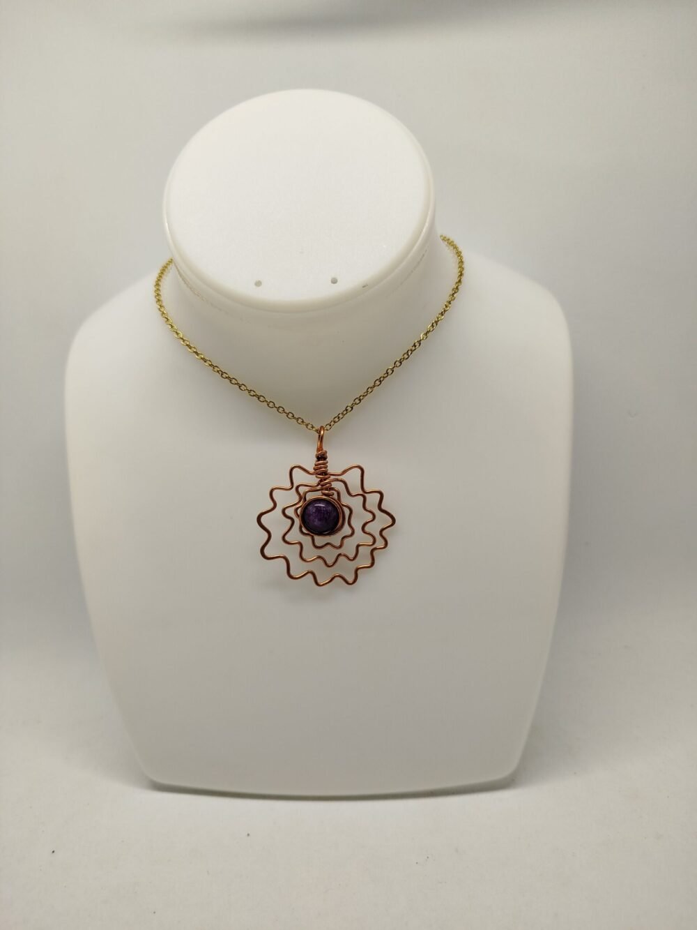 pendentif 4 cm cuivré pierre améthyste au centre chaîne en acier doré