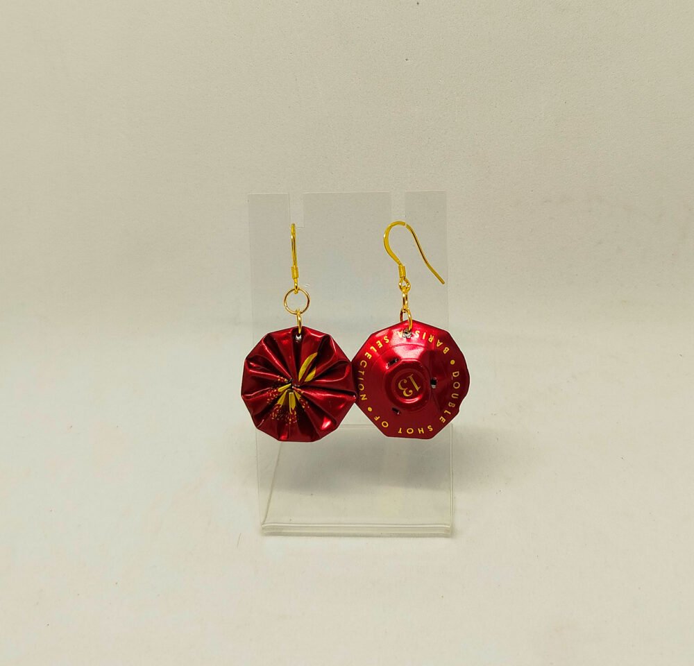 derrière de boucles d'oreilles en capsules de café rouge