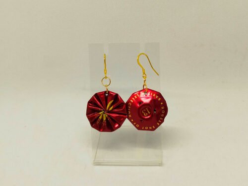 derrière de boucles d'oreilles en capsules de café rouge