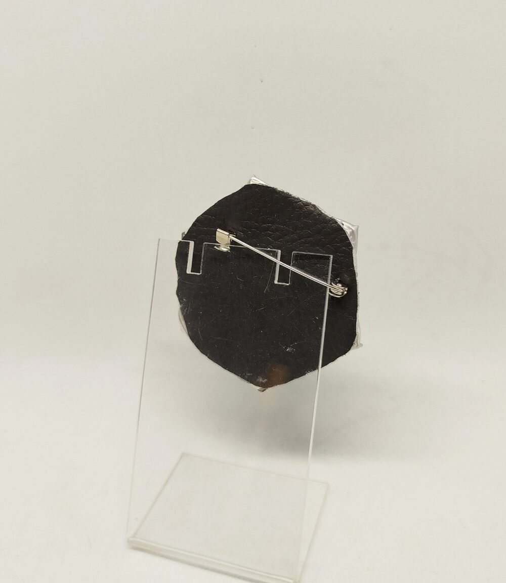 broche créé avec capsules de café et petits cœur collé dessus