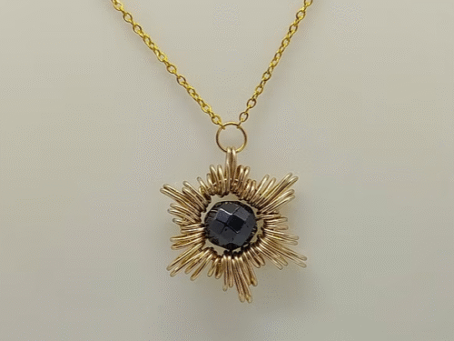 etoile-en-fil-aluminium-dore-pierre-hematite-au-centre