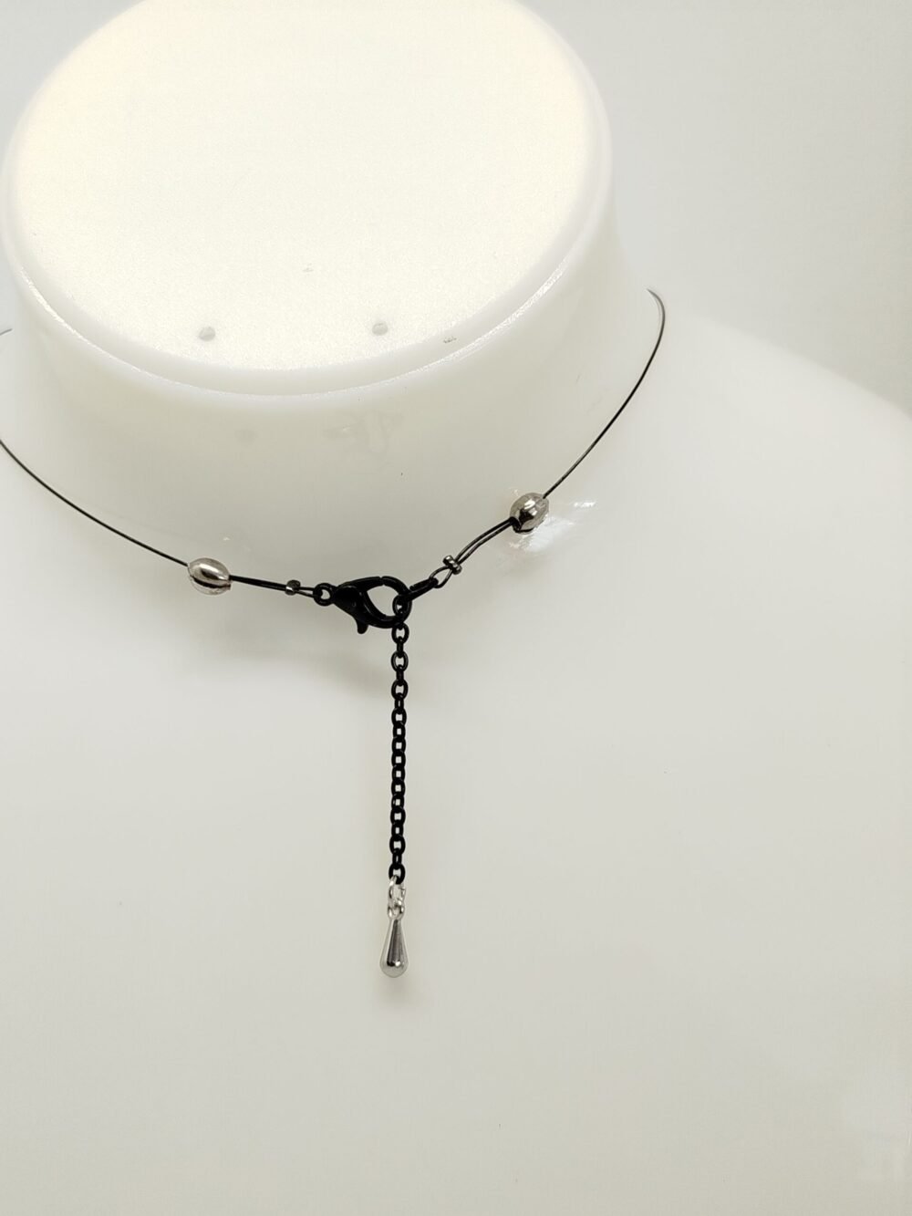 3 pierres naturelles hématite fixées sur câble à bijoux noirs