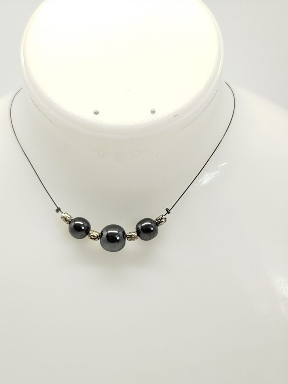 3 pierres naturelles hématite fixées sur câble à bijoux noirs