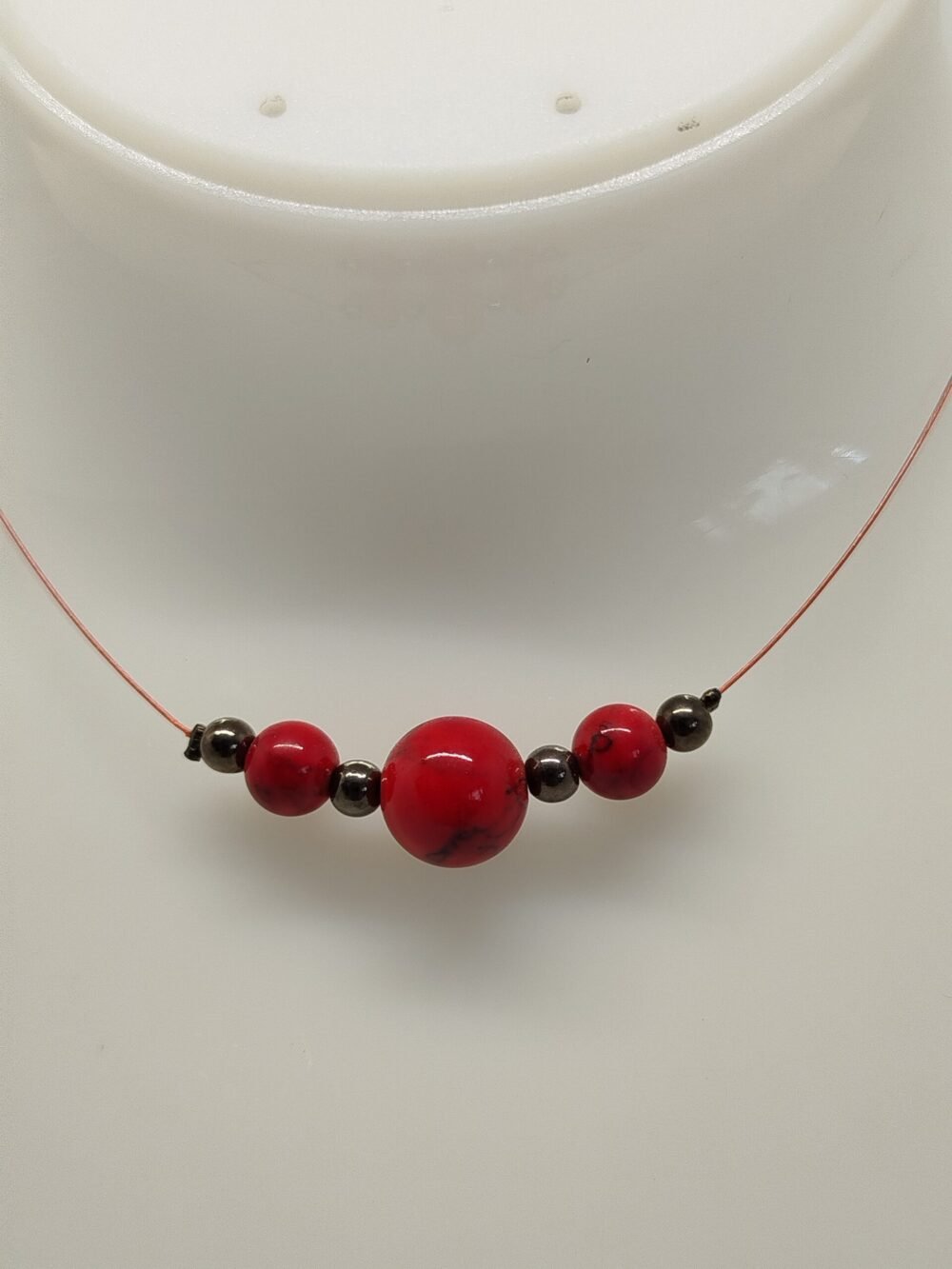 3 pierres howlite rouge fixées sur câble à bijoux rouge