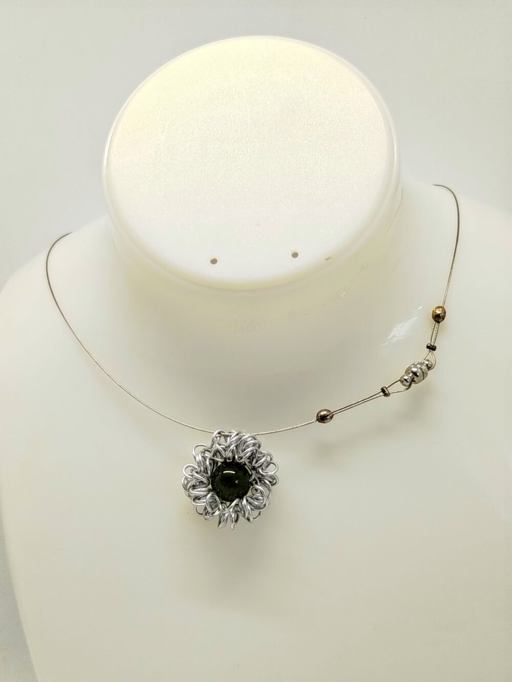 pendentif en fil d'aluminium qui entoure une belle pierre naturelle jade fixé sur câble à bijoux fermoir aimanté