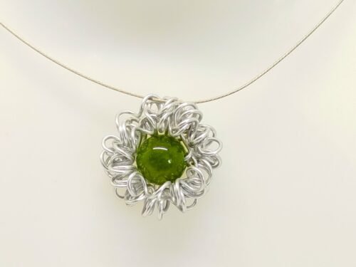 pendentif en fil d'aluminium qui entoure une belle pierre naturelle jade fixé sur câble à bijoux
