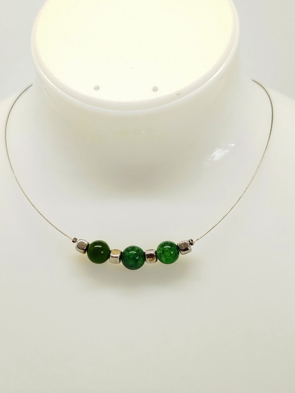3 pierres jade fixées sur câble à bijoux doré