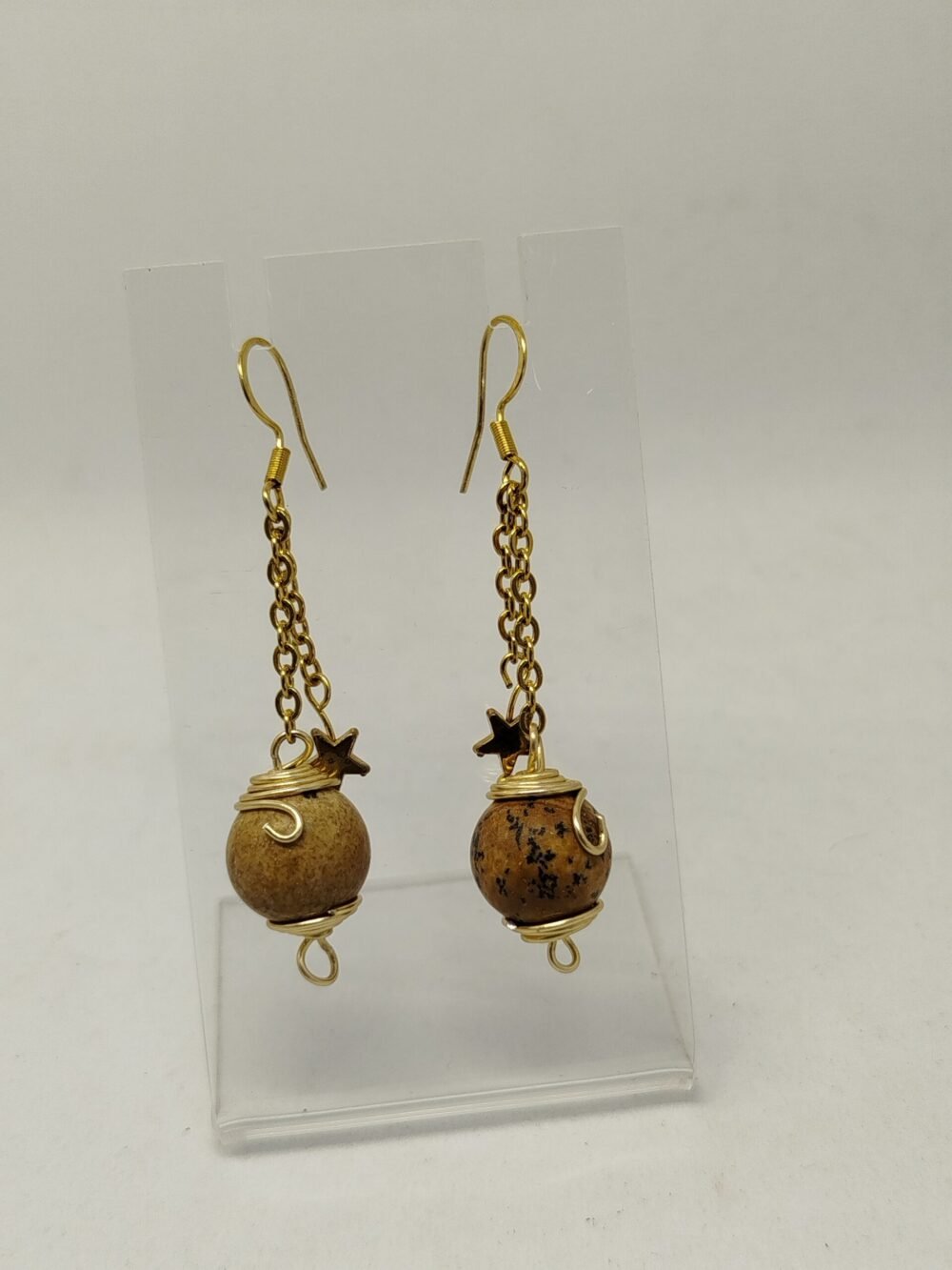 boucles d'oreilles créés avec des pierres naturelles Jaspe paysage entourées de fil aluminium couleur doré et suspendu avec des chaînettes en acier inoxydable doré