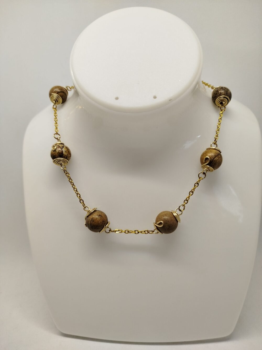 collier créé avec des pierres naturelles Jaspe paysage de 12 mm entourées de fil aluminium couleur doré et suspendu avec des chaînettes en acier inoxydable doré