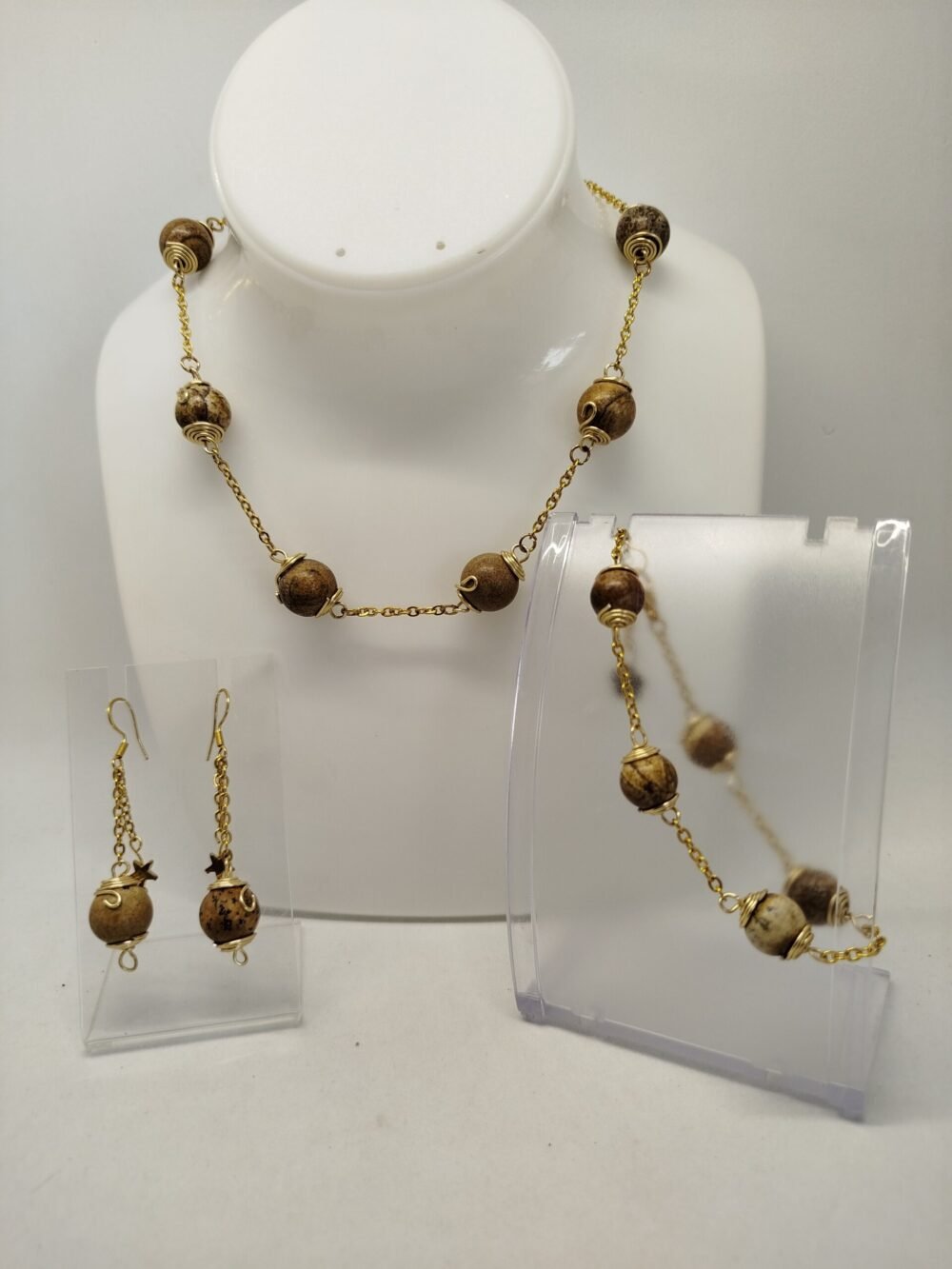 ensemble créé avec des pierres naturelles Jaspe paysage de 12 mm entourées de fil aluminium couleur doré et suspendu avec des chaînettes en acier inoxydable doré