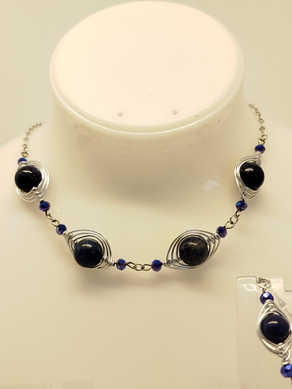 collier en pierres lapis lazuli entourés de fil aluminium