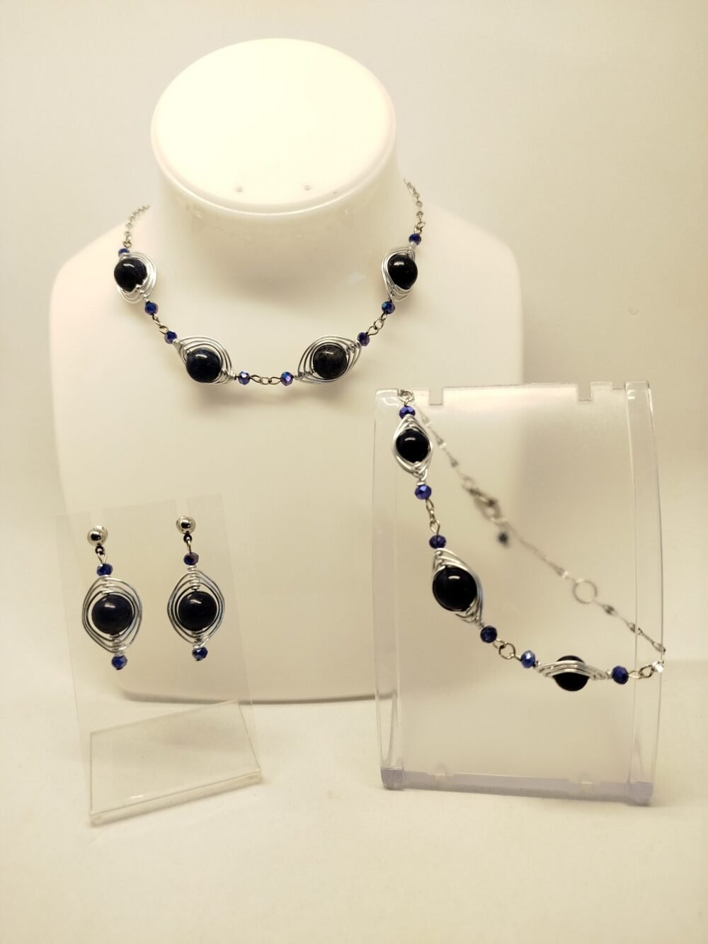 ensemble collier bracelet et boucles d'oreilles en pierres lapis lazuli entourés de fil aluminium