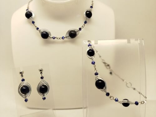 ensemble collier bracelet et boucles d'oreilles en pierres lapis lazuli entourés de fil aluminium