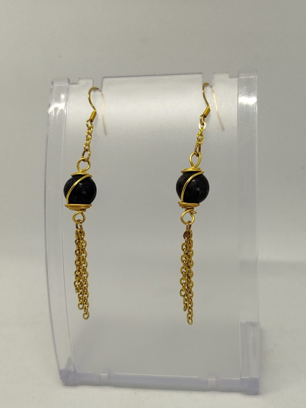 boucles d'oreilles en pierres lapis lazuli et chaîne à maillons dorée suspendues