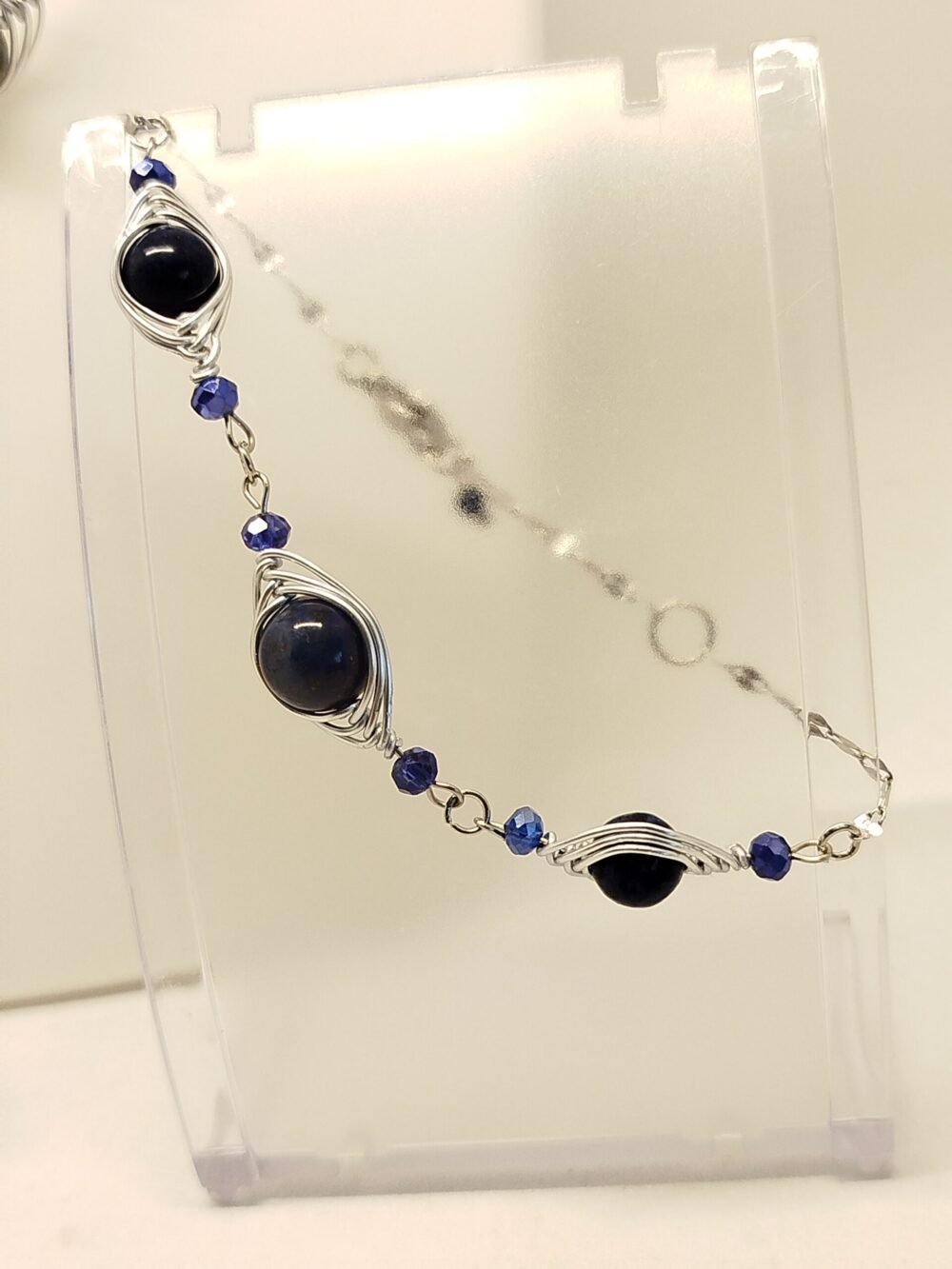 bracelet en pierres lapis lazuli entourés de fil aluminium