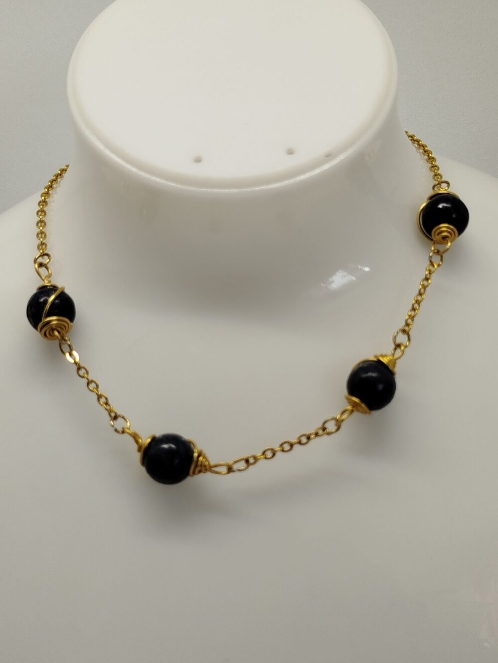 collier en pierres lapis lazuli et chaîne à maillons dorée