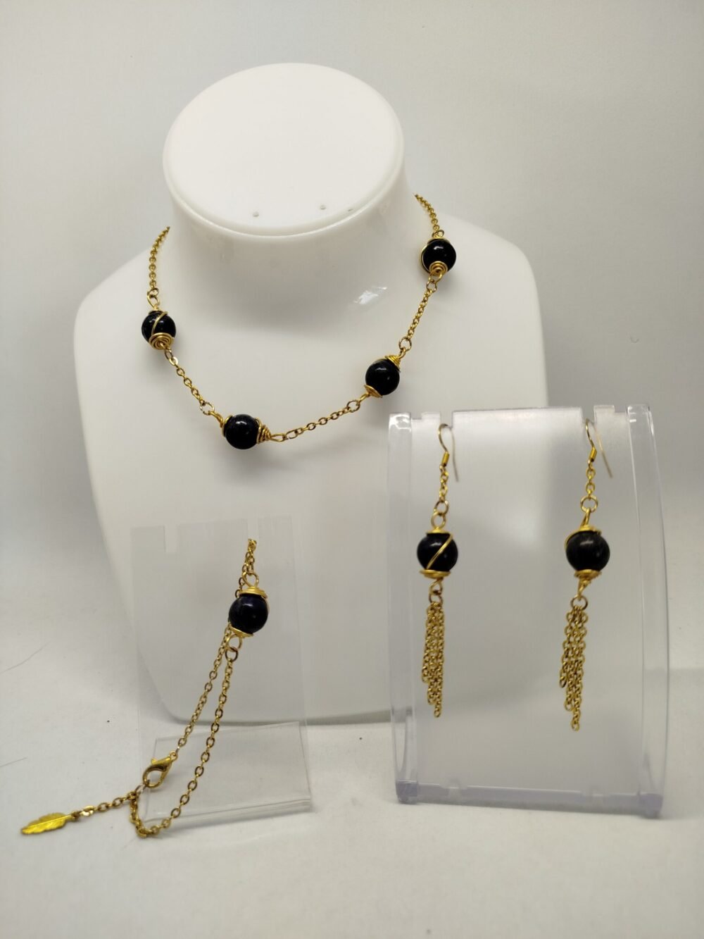 magnifique ensemble collier bracelet et boucles d'oreilles en pierres naturelles lapis lazuli fixé avec chaîne à maillons dorée
