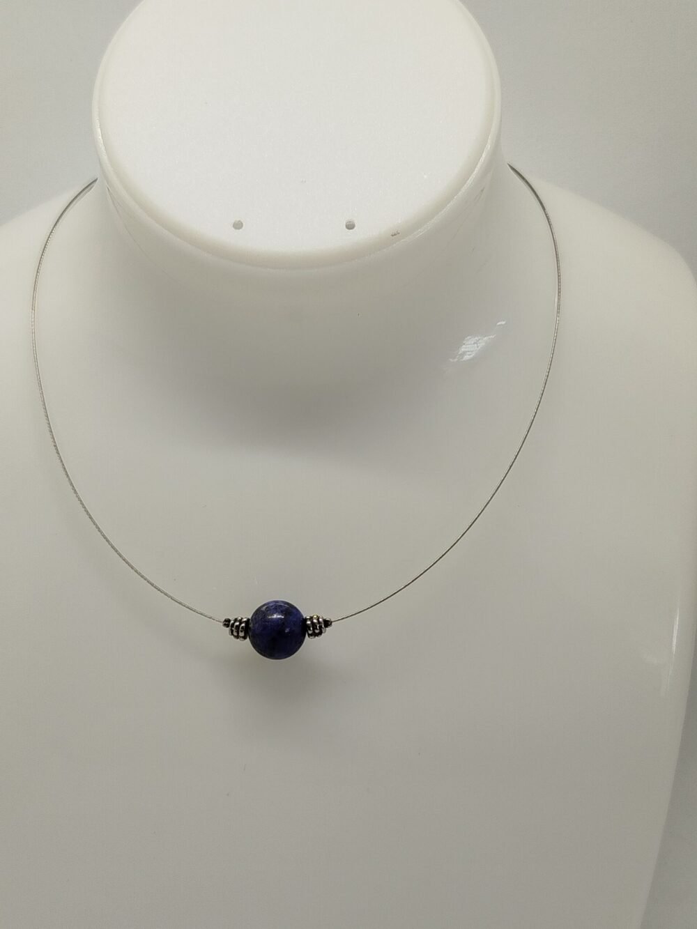 pierre lapis lazuli fixé sur câble à bijoux
