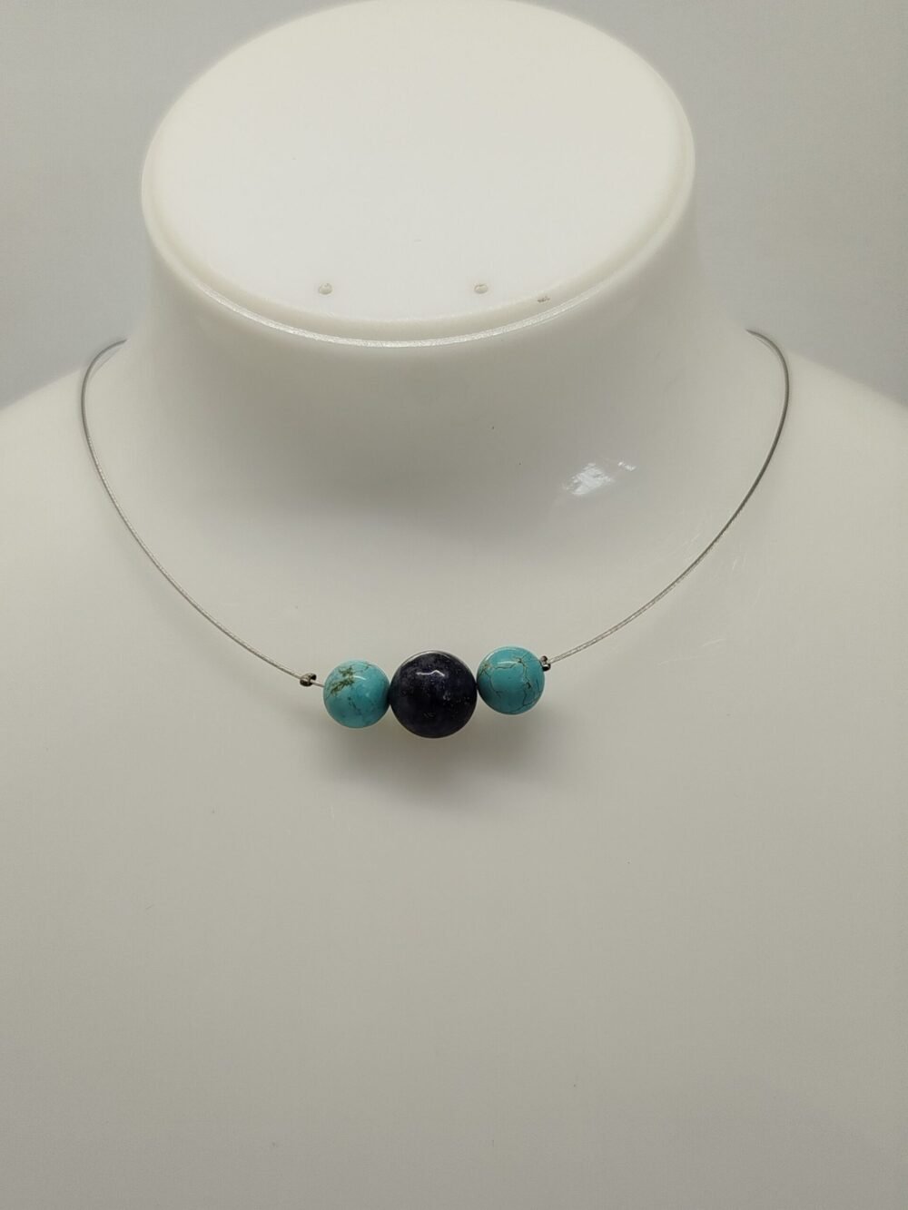 pierres turquoise et lapis lazuli fixées sur câble à bijoux