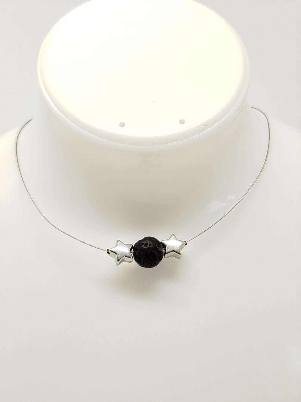 pierre de lave et breloque étoile fixées sur câble à bijoux