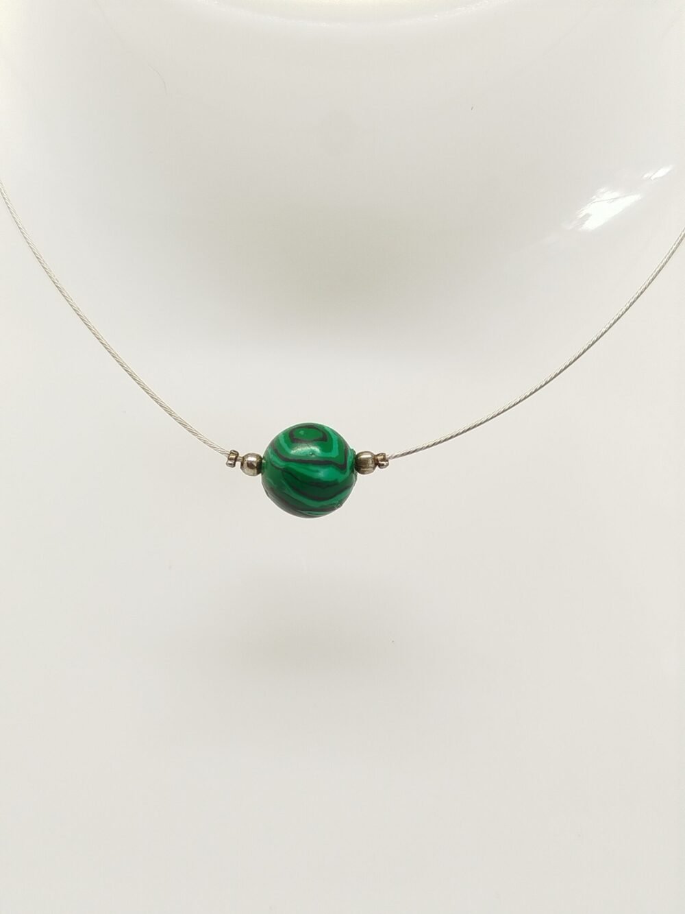pierre malachite fixé sur câble à bijoux
