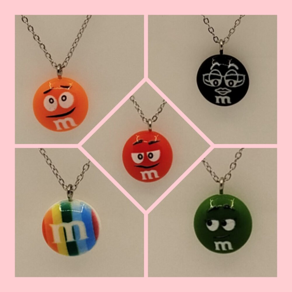 plusieurs modèles de colliers m&m's pour enfants