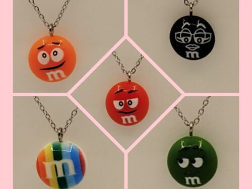 plusieurs modèles de colliers m&m's pour enfants