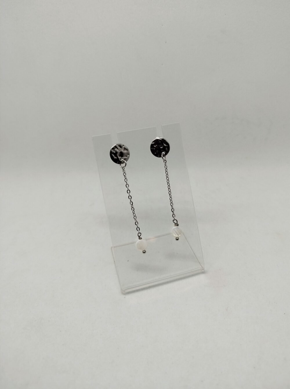 boucles d'oreilles avec perle de nacre suspendus à des morceaux de chaînes argentés