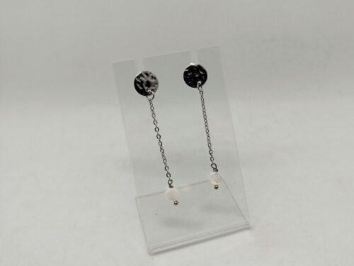 boucles d'oreilles avec perle de nacre suspendus à des morceaux de chaînes argentés