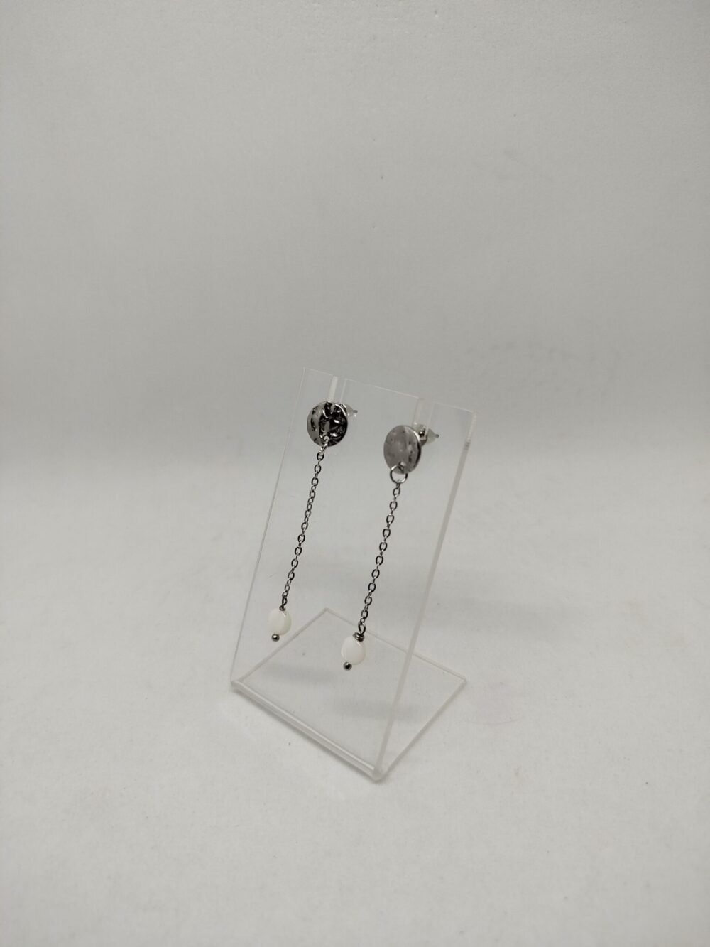 boucles d'oreilles avec perle de nacre suspendus à des morceaux de chaînes argentés