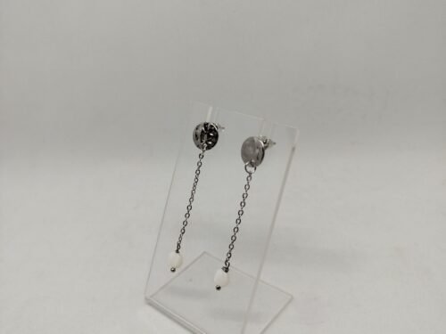 boucles d'oreilles avec perle de nacre suspendus à des morceaux de chaînes argentés