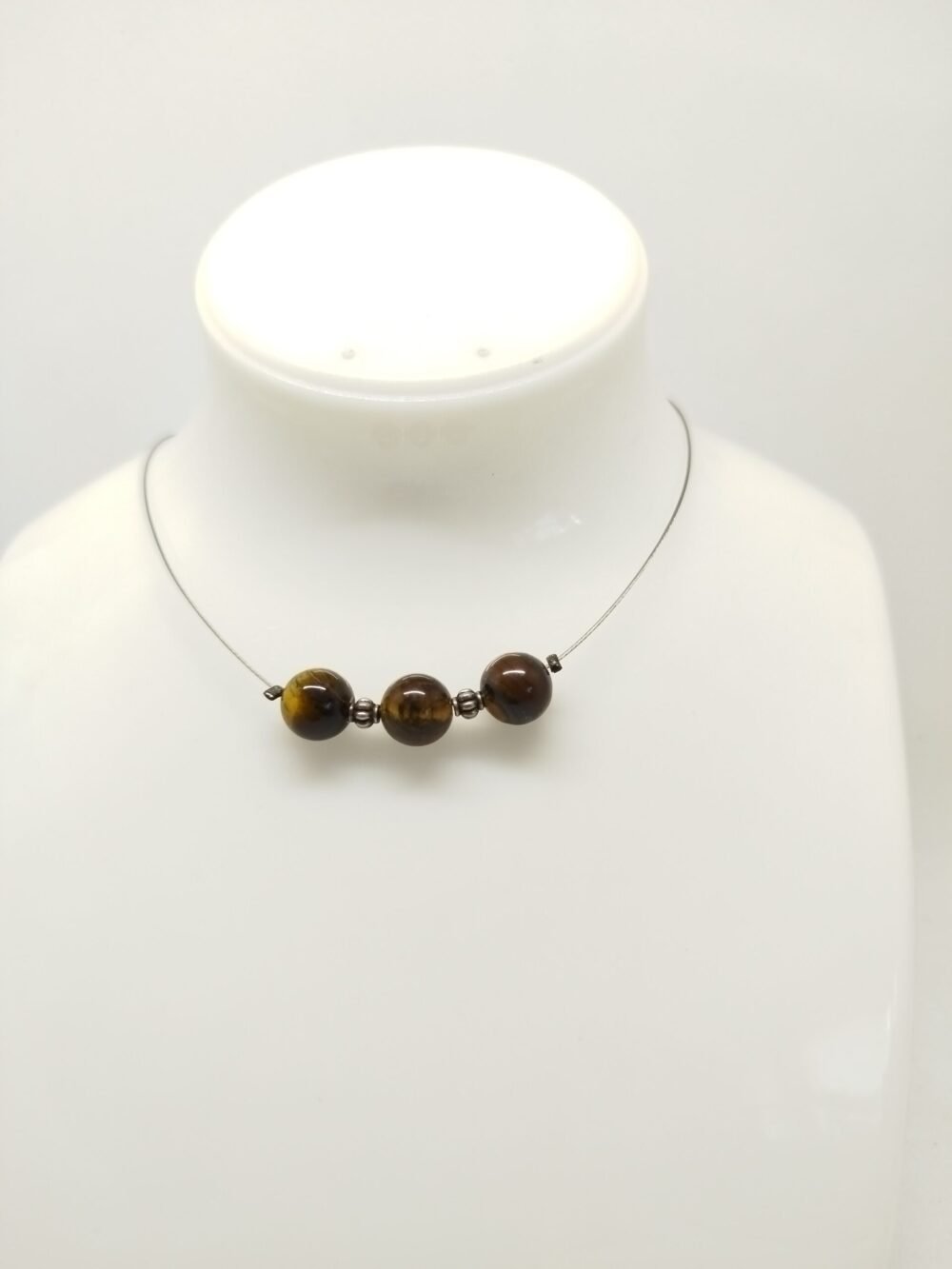 3 pierres œil de tigre fixées sur câble à bijoux