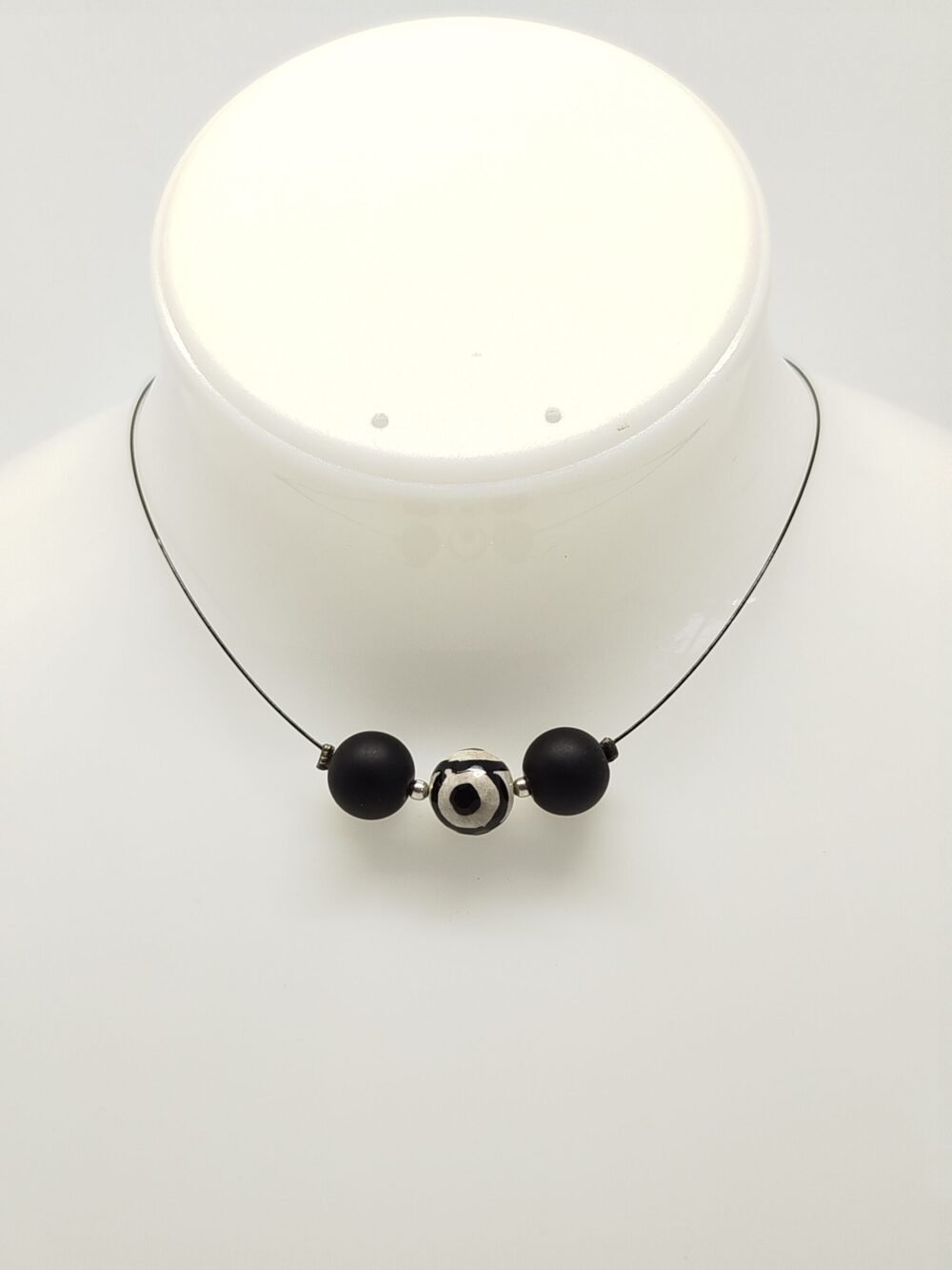 2 pierres onyx et 1 pierre agate tibétaine fixées sur câble à bijoux