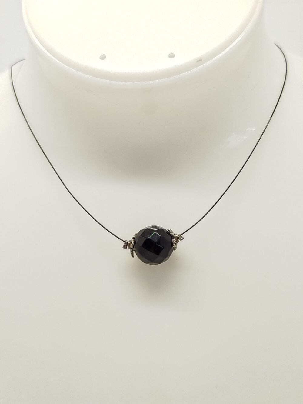 pierre onyx à facettes fixées sur câble à bijoux