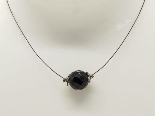 pierre onyx à facettes fixées sur câble à bijoux pierre onyx à facettes fixées sur câble à bijoux