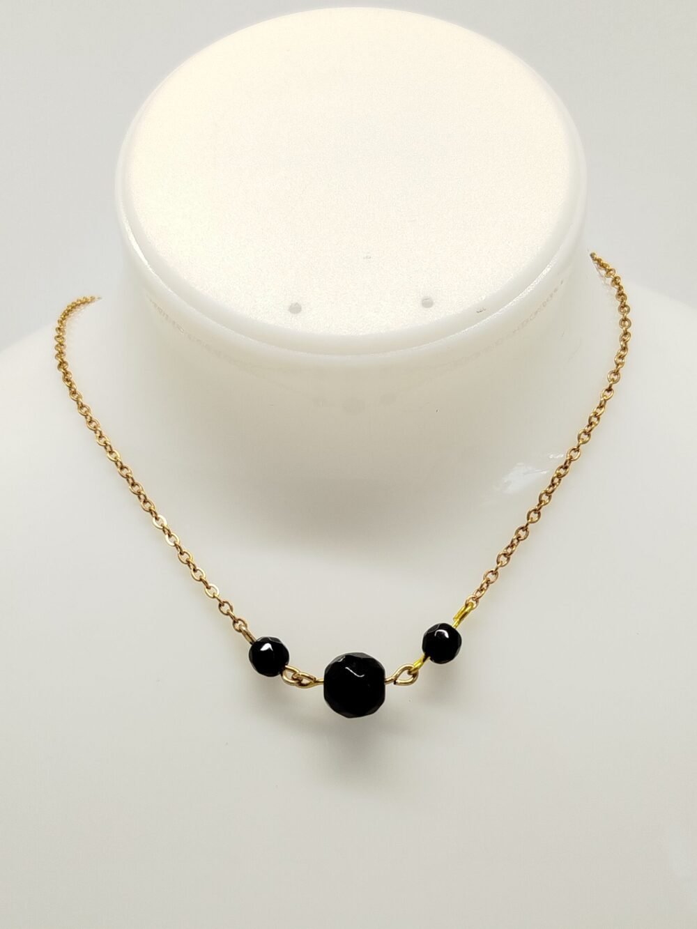 ce collier est réalisé avec 3 pierres naturelles onyx des breloques dorées et assemblées avec des chaînes en acier inoxydable.