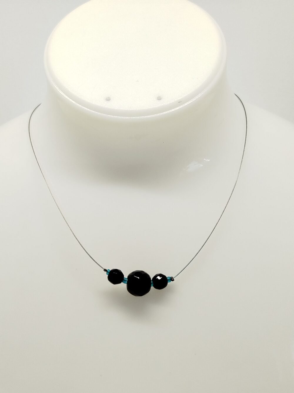 3 pierres naturelles onyx à facettes fixées sur câble à bijoux vertes