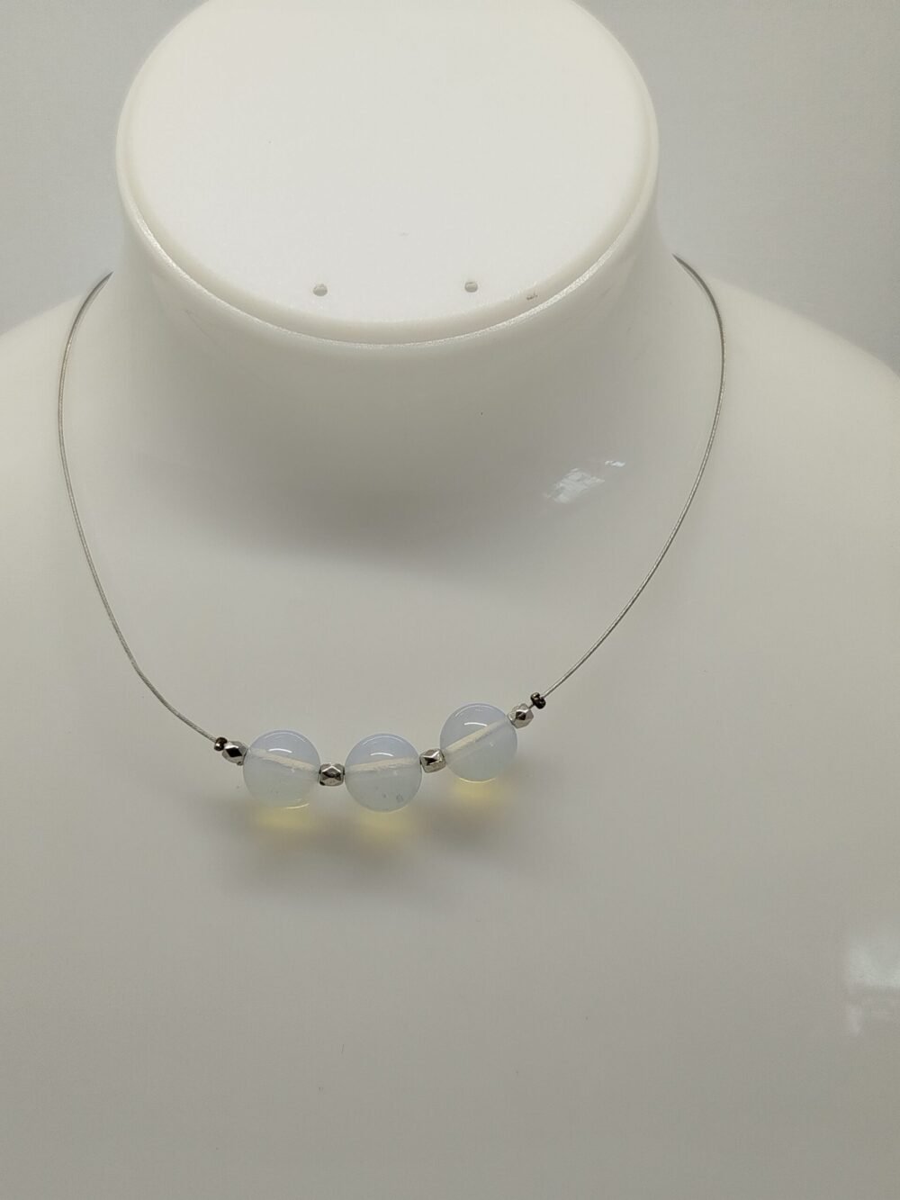 3 pierres opales fixées sur câble à bijoux