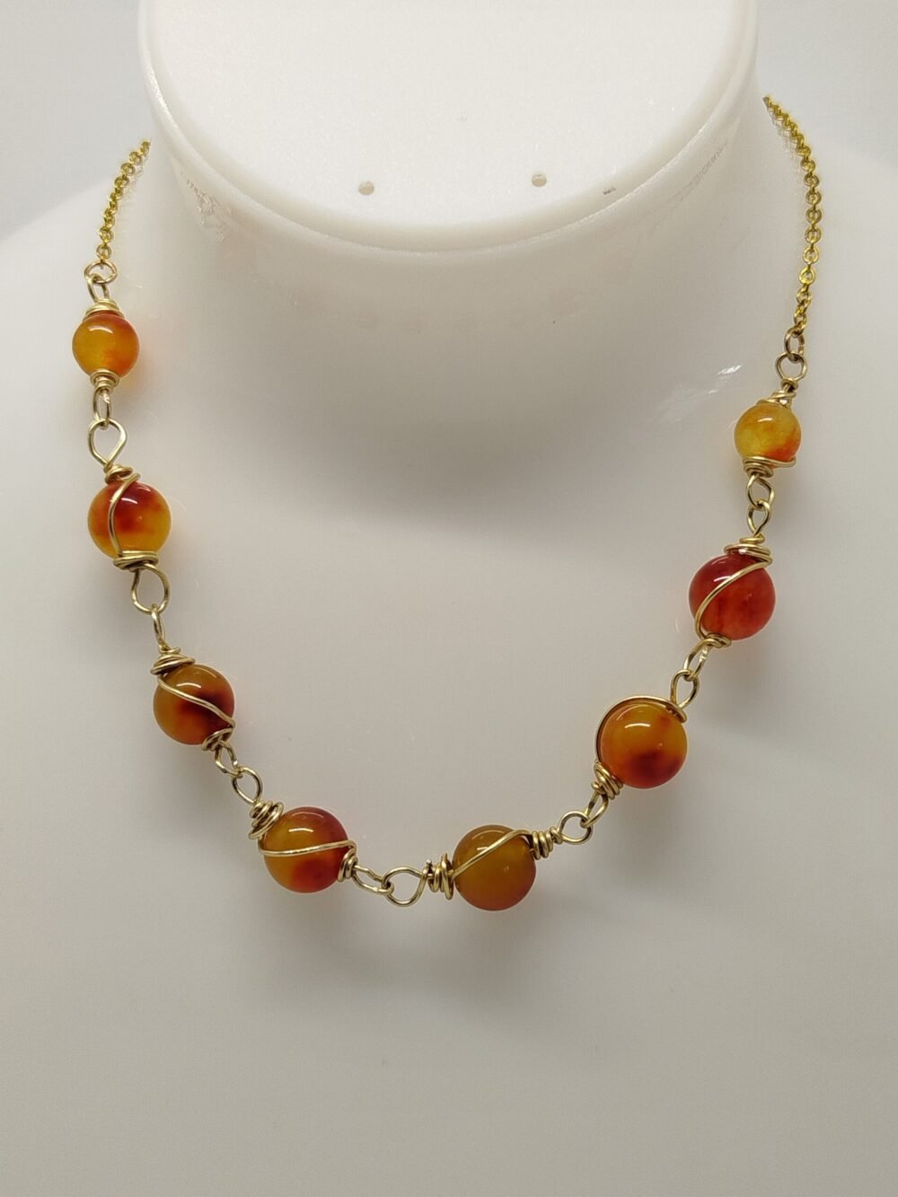 collier soigneusement créé avec des pierres naturelles Jaspe Orange qui sont entourées de fil aluminium couleur doré. La chaîne est en acier inoxydable couleur doré.