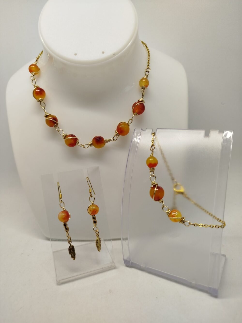 parure soigneusement créé avec des pierres naturelles Jaspe Orange qui sont entourées de fil aluminium couleur doré. La chaîne est en acier inoxydable couleur doré